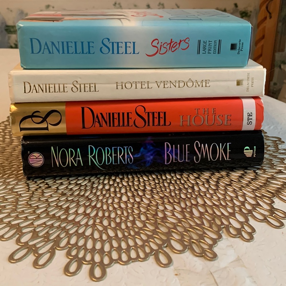 TRIO OF DANIELLE STEELE HARDBACKS with BONUS NORA ROBERTS BOOK - Picture 3 of 4